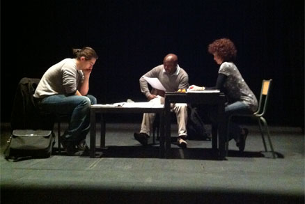 Sur la scène du Petit théâtre de La Passerelle, préparation à trois avant la lecture d'une texte devant le groupe tout entier. De gauche à droite : Damien Gabriac, Kouam Tawa, Marie-Christine Mathieu.