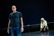 « Qu'elle ne meure » de Roland Fichet, m.e.s. Gildas Milin - de G à D : Jean-Pierre Baro, Marie-Laure Mouak -- © Christian Berthelot