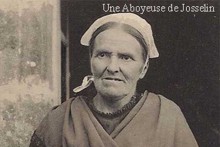 Carte postale « Une aboyeuse de Josselin » - © DR